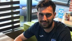 El jugador Matt Paterson firm� su contrato en un McDonalds