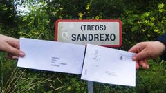 Dous veci&ntilde;os amosan sendas cartas dos concellos de Zas e Vimianzo, ante un sinal indicador de Sandrexo
