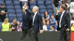 Florentino P�rez, junto a Pirri, antes de un partido en el Santiago Bernab�u.