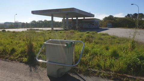 Gasolinera cerrada en Goiriz (Vilalba), junto a la carretera N-634