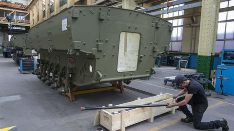 Operarios trabajan en la f�brica General Dinamics, a 9 de septiembre de 2022, en Trubia