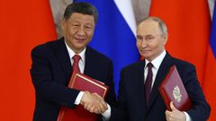 Xi y Putin se estrechan las manos, sosteniendo la declaracin conjunta, tras su reunin en el Kremlin.