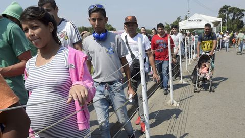 Cientos de venezolanos cruzan a diario la frontera con Colombia en busca de comida y medicinas o con la intenci�n de emigrar para lograr recursos para enviar a los que se quedan en el pa�s
