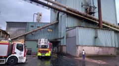 Bomberos a primera hora de la ma�ana en el exterior de la f�brica Intasa, en San Sadurni�o.