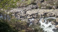 La mujer se precipit� desde la zona que est� en primer t�rmino y cay� entre las piedras