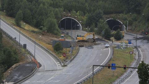 Otro equipo de operarios ya trabaja en el baips de la A-6, a la salida del tnel de Pedrafita en direccin Madrid, para adaptarlo a la apertura del nuevo desvo, planificado para este otoo.