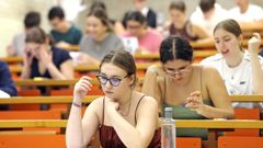 Alumnos justo antes del primer examen de selectividad en Vigo