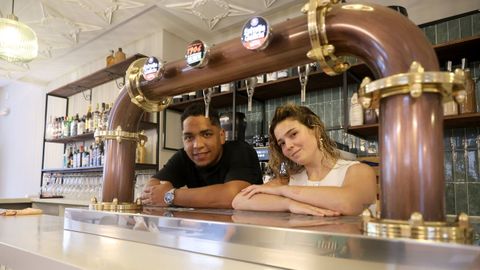 Yeimer Jos� Palma y Gala Varela, tras la barra de su nuevo local
