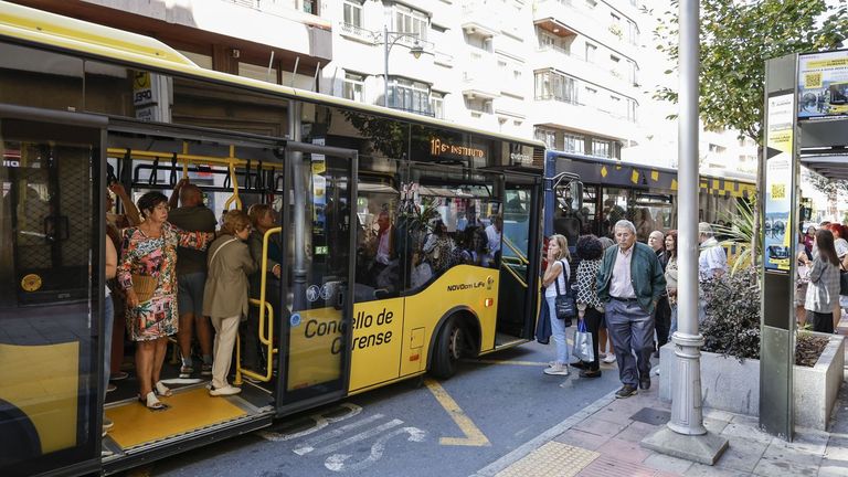 El bus Isuzu que dio servicio a la lnea 1A no tena espacio suficiente para atender tanta demanda y tuvo que saltarse varias paradas porque ya no era posible recoger a ms viajeros.