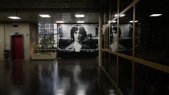 Un mural en homenaje a la pel�cula �Tesis� en los pasillos de la Facultad de Ciencias de la Informaci�n de la Universidad Complutense.