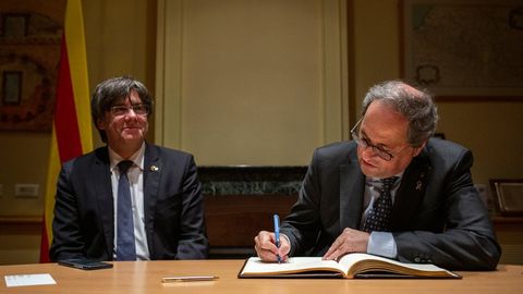 En una imagen de archivo, el expresidente catal�n Carles Puigdemont y el presidente Quim Torra en la Casa de la Generalitat de Catalu�a en Perpi��n