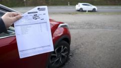 Santiago L�pez muestra el presupuesto de su taller por la reparaci�n de su coche, al pie de la N-550