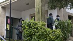 Agentes de la Guardia Civil en la entrada de los juzgados con Ponteareas.