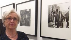 Annette Doisneau, una de las hijas del artista francs, posa ante la fotografa de El beso.