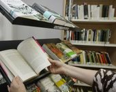 Estanter�a de novedades en la biblioteca municipal de Viveiro. 