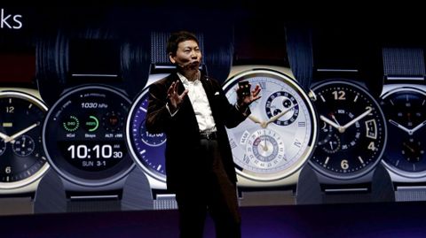 El presidente ejecutivo de Huawei, Richard Yu, presenta los �wearables�.