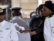 Graça Machel posa sus manos sobre el féretro de su marido Nelson Mandela.