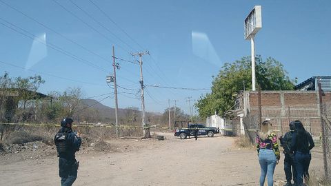 Polic�as estatales vigilan la zona donde fue asesinado el periodista Luis Enrique Ram�rez