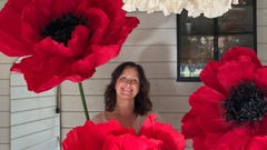 Vicky con algunas de sus flores gigantes