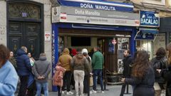 Colas en Doa Manolita para comprar la lotera del Nio