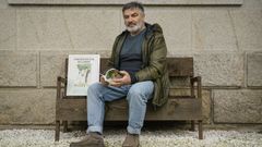 Carlos Migu�lez trabaja en la piscifactor�a de O Carballi�o desde hace d�cadas y acaba de publicar un libro de relatos.