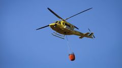 Imagen de archivo de un helic�ptero apagando un incendio forestal