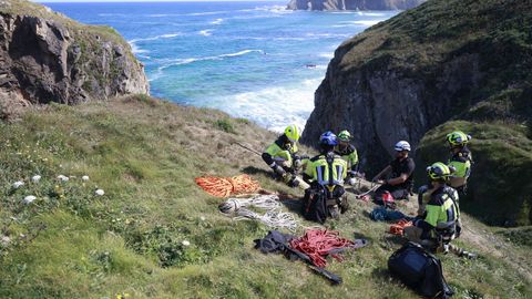Los bomberos del SPEIS de Nar�n, en la formaci�n de rescate vertical por los acantilados de Pena Lopesa