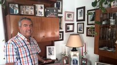 Manuel, en el rinc�n de su casa donde guarda la correspondencia con la familia real