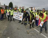 Cargos y militantes del BNG reclamaron ayer disfrazados de obreros mejoras en las carreteras. 
