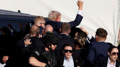 El expresidente Trump abandona el mitin en el que fue agredido a balazos rodeado por su equipo de seguridad