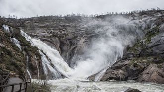 Cáscada de Ézaro (Dumbría), en la desembocadura del río Xallas, un monumento natural único en Europa, por ser la única que cae en el mar