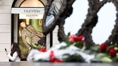 Flores ante una de las tiendas de Valentino