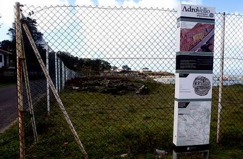 El yacimiento grovense de Adro Vello lleva a�os sumido en un profundo abandono.