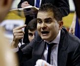 Sanz se dirige a sus jugadores en un tiempo muerto.