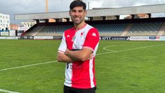El defensa argentino Tom�s Susavila pos� este martes con la camiseta de su nuevo equipo, el Arousa, sobre el c�sped del campo de A Lomba.