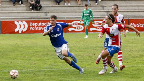 Momento del partido entre el Arousa y el Berganti�os celebrado en A Lomba