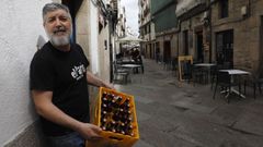 Suso Doval, con una de las cajas a las que le falta mercanc�a