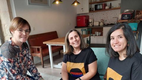 <span lang= gl >De esquerda a dereita, Tania Merelas, Raquel Teijeiro e Noelia Darriba, que traballan xuntas neste proxecto</span>