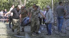 Varias personas trasladan el cuerpo de una v�ctima en Kiev