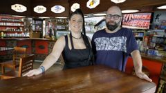 Aitor Losada, gerente del disco bar de Area, y la cocinera del establecimiento, F�tima Beltr�n