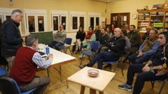 Residentes en San Lourenzo, unidos a trav�s de la asociaci�n vecinal R�o Sarela, se juntaron este domingo para comentar cuestiones relacionadas con el barrio. Tambi�n se debatieron las v�as judiciales y administrativas que tienen para hacer frente a la contaminaci�n ac�stica nocturna