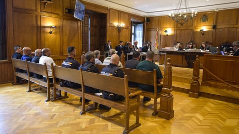 Los ocho acusados que se sentaron este lunes en el banquillo de la Audiencia de Pontevedra.
