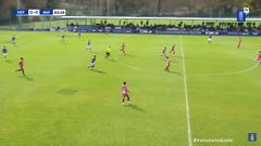 Dar�o Hidalgo golpea el bal�n para hacer el 1-0 del Vetusta ante el Guijuelo
