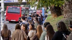 Personas esperan el autob�s urbano de la Universidade da Coru�a