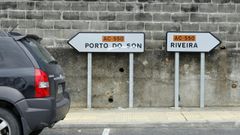 Sinais da estrada AC-550 indicando � esquerda Porto do Son, O Porto do Son a partir de agora; e Ribeira, recollido no sinal erroneamente, con �v�.