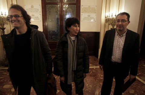 Xosé Manuel Carril (BNG) y Carmen Hervada (PP) saludan a César Santiso justo antes del pleno.