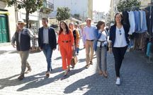 Sabela Fole de paseo por Cambados co presidente provincial o pasado m�rcores