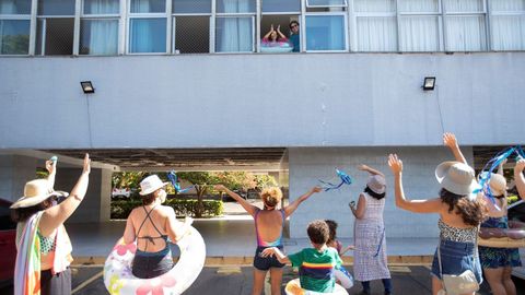 Un grupo de amigos realiza fiesta sorpresa con tema de playa para su amiga que lleva 84 d�as aislada, en Brasilia, Brasil