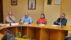 Foto de archivo del pleno de A R�a. En las esquinas, Luis Fern�ndez Gudi�a y Vicente Solarat, que ya no forman parte de la corporaci�n.