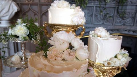 La tarta fue otro de los detalles que rompieron con la tradici�n. Los pasteles de boda brit�nicos acostumbraban a ser tradicionalmente tartas de fruta de varios pisos ornamentadas con esculturas de az�car glaseado blanco. Pero Meghan y Harry han preferido cambiar. La tarta, preparada por la chef Claire Ptak (amiga de Markle), ten�a ocho pisos y era de lim�n y flor de sa�co.